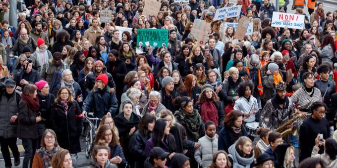 Kurz nach der Tat im Sommer 2018 versammelten sich Tausende zu Protesten gegen Gewalt an Frauen in Genf. Proteste Genf Frauen Gewalt