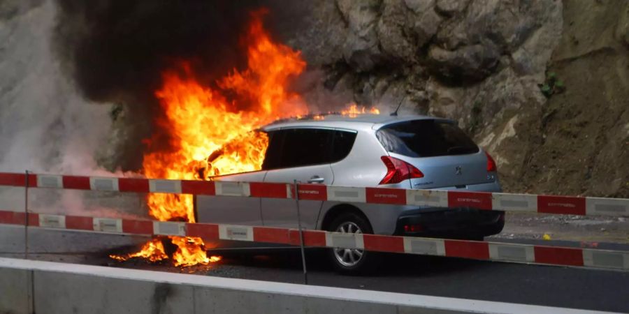 Das in Flammen stehende Auto auf der Meggerstrasse in Adligenswil LU.