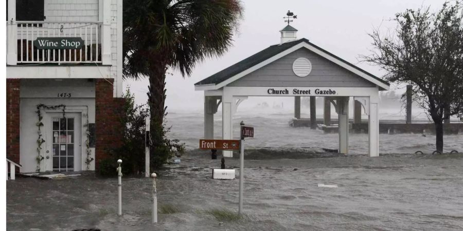 Überflutete Strassen mit riesigen Wassermengen an der US-Südostküste.