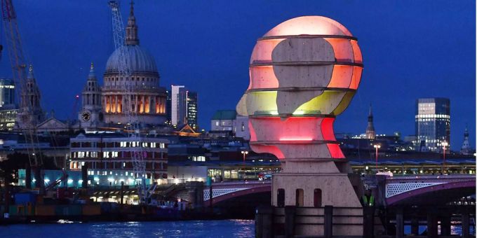 Die Skulptur «Head Above Water» steht über der Themse in London. Die Skulptur «Head Above Water» steht über der Themse in London.