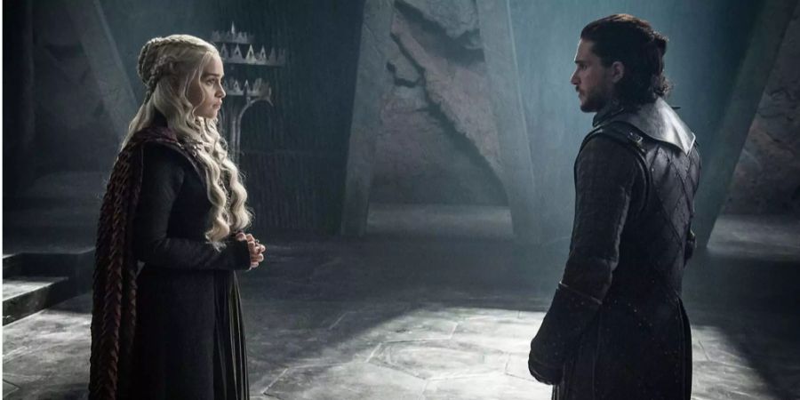 Das Foto von HBO zeigt Emilia Clarke als «Daenerys» und Kit Harington als «Jon».