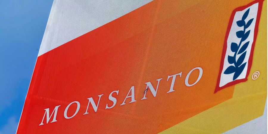 Das Logo von Monsanto ziert eine Messehalle.