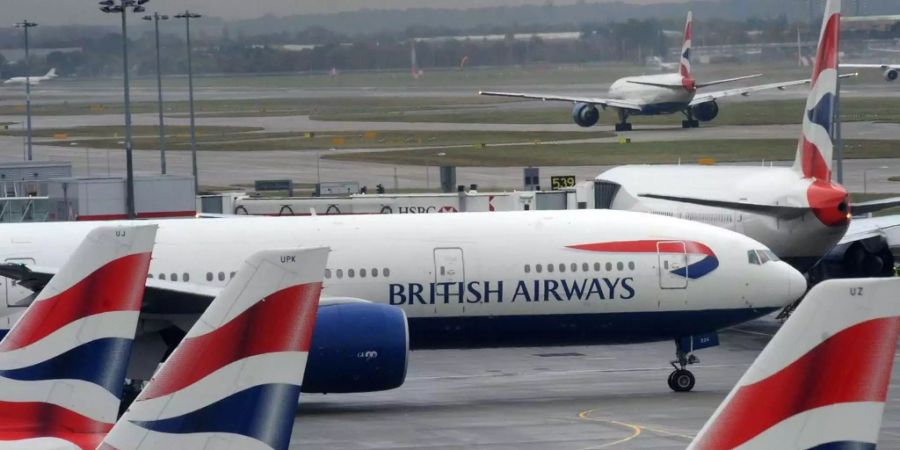 Ein Flugzeug der British Airways im Londoner Flughafen.