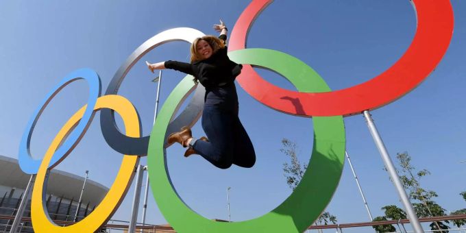 Seorang turis mengambil fotonya di depan ring Olimpiade di Rio de Janeiro.