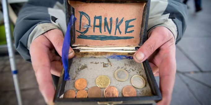 Bargeld für Obdachlose: Bald ein Relikt der Vergangenheit? Bargeld für Obdachlose: Bald ein Relikt der Vergangenheit?