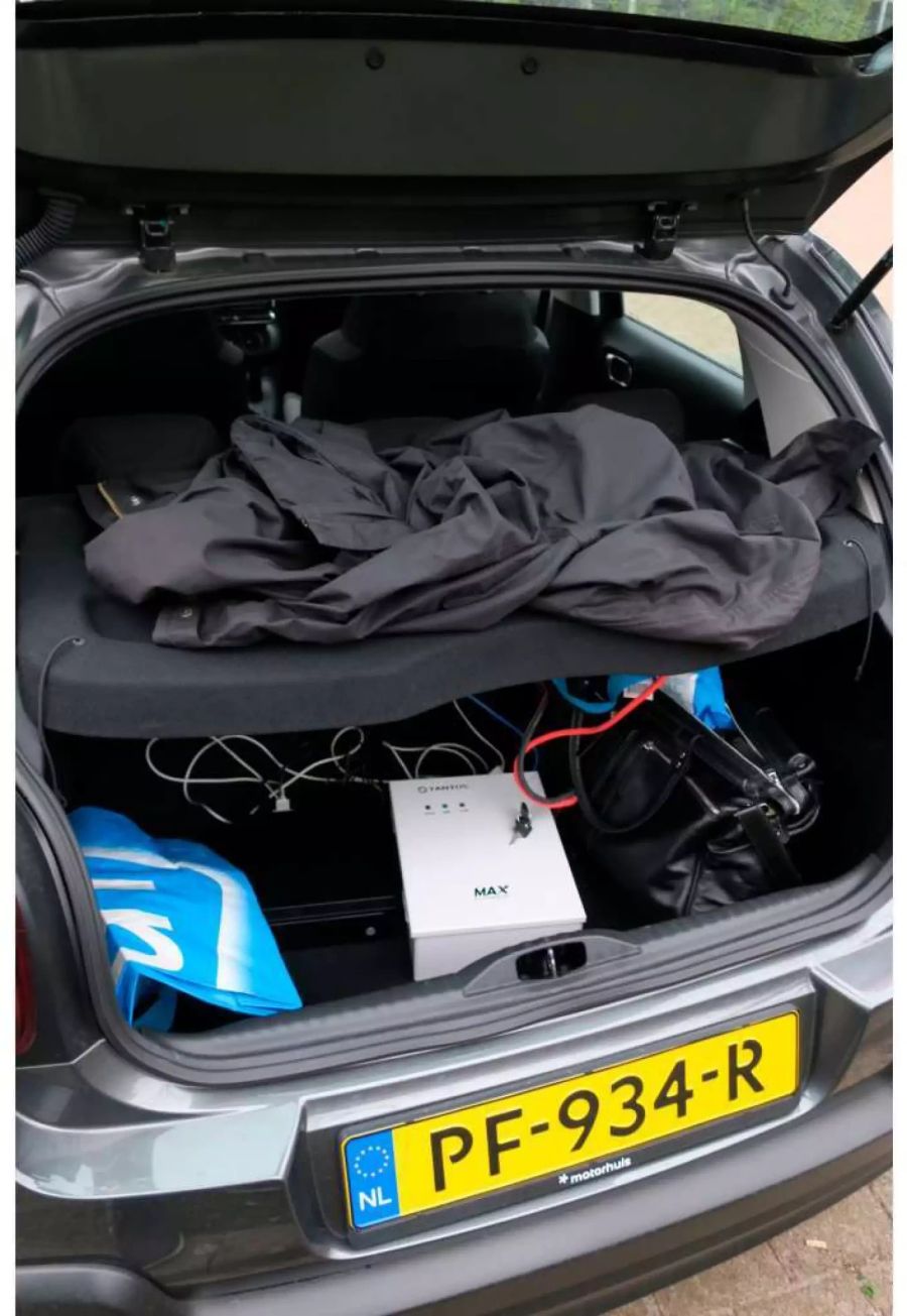 Dies vom niederländischen Verteidigungsministerium zur Verfügung gestellten Foto zeigt Spezialgeräte für einen Hacker-Angriff im Kofferraum eines Autos.