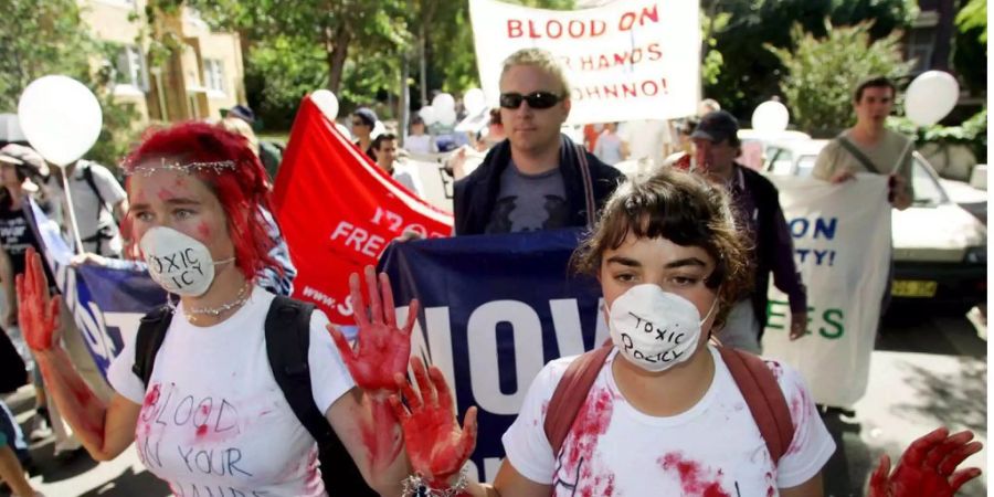 Demonstranten protestieren gegen die strikte Flüchtlingspolitik in Australien.