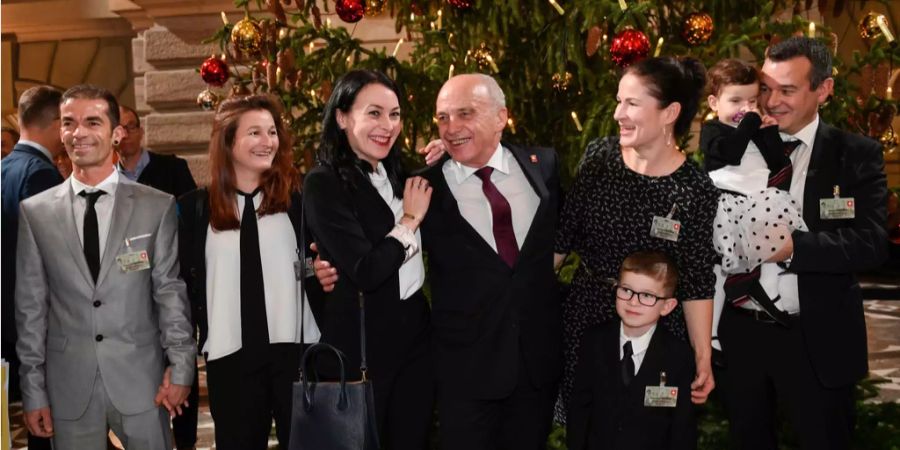 Der designierte Bundespräsident Ueli Maurer, Mitte, posiert mit seiner Familie, mit Sohn Ulrich, rechts, dessen Frau und Kindern, sowie den zwei Töchtern Ursina, 2. von links, deren Partner, links, und Sidonia, 3. von links.