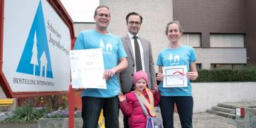 Stolz auf die Auszeichnung „Swisslodge“ des Verbands hotelleriesuisse: Das Betriebsleiterpaar Isabelle und Adrian Koch mit Tochter Nora sowie Stadtpräsident David H. Bon.