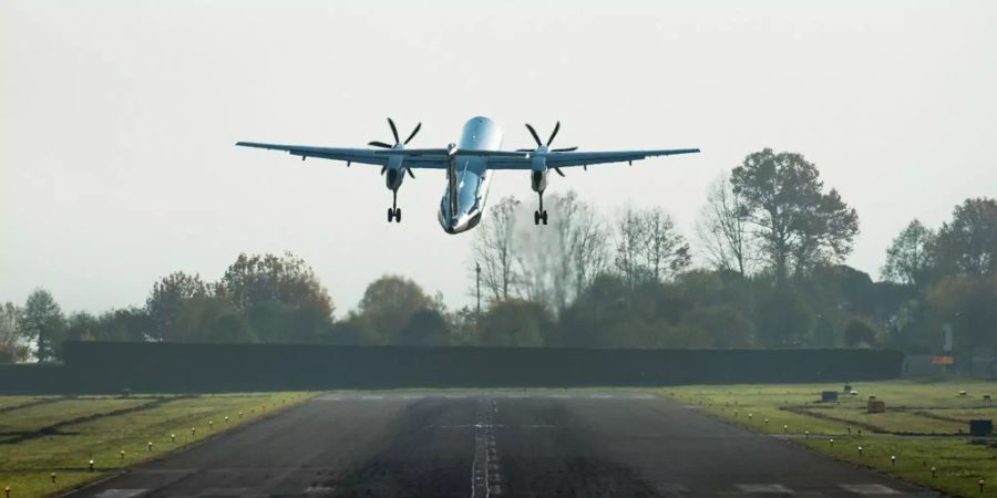 Ein Flugzeug hebt in Lugano ab.