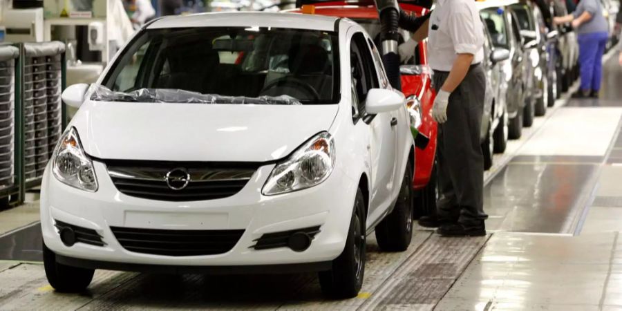 Opel Corsa stehen im Opel-Werk Eisenach in einer Produktionsstrasse.