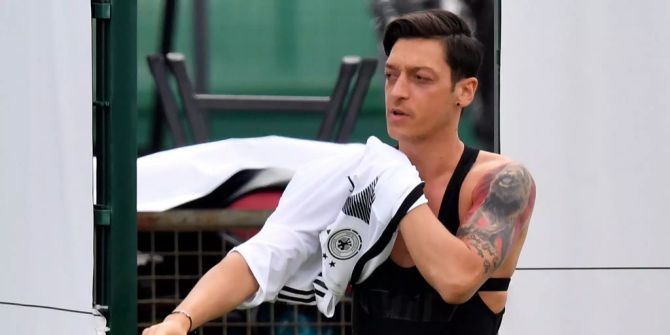 Mesut Özil zieht sich das Trikot der Nationalmannschaft an.