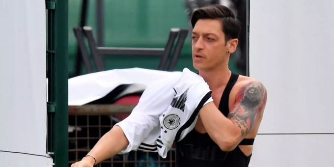 Da war die Welt noch in Ordnung: Mesut Özil zieht sich das Trikot der Nationalmannschaft an. Mesut Özil zieht sich das Trikot der Nationalmannschaft an.