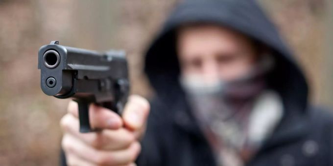 Mann droht mit Waffe (Symbolbild) Mann droht mit Waffe (Symbolbild)