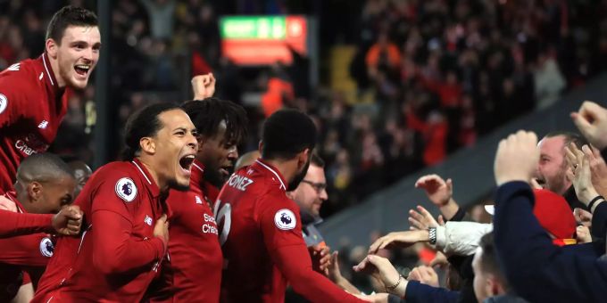 Die Liverpool-Spieler feiern mit den Fans.
