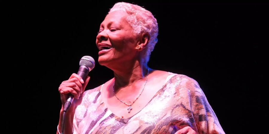 US-Sängerin Dionne Warwick singt beim Ladies' Jazz Festival.