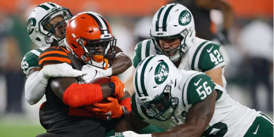 Cleveland Browns Jabrill Peppers (2.v.l) wird von Spielern der New York Jets umringt.