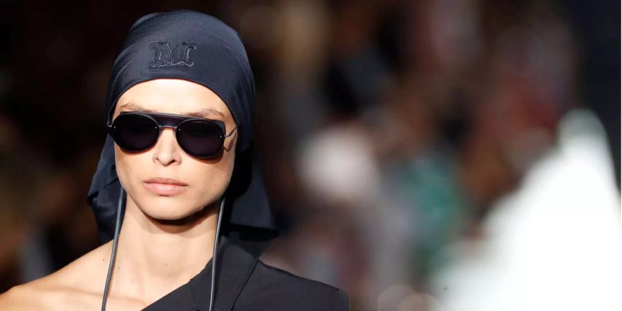 Ein Model trägt eine Kreation aus der Max Mara Damenkollektion Frühjahr/Sommer 2019, die während der Fashion Week in Mailand vorgestellt wird.