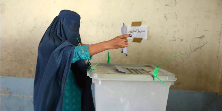 Eine Frau gibt ihre Stimme in Kandahar, Afghanistan, ab.