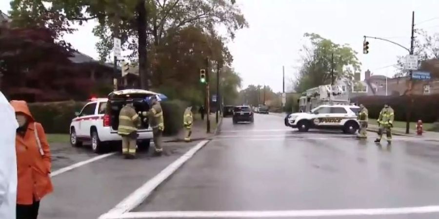 Einsatzkräfte stehen auf der Strasse bei der Synagoge in Pittsburgh, Pennsylvania (USA).