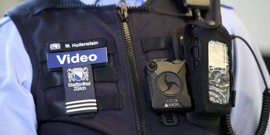 Brust der Polizei Uniform der Stadtpolizei Zürich - Keystone