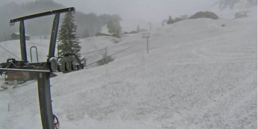 Noch steht der Skilift in Pany GR still. Der Schneefall lässt aber bereits von einer tollen Wintersaison träumen.