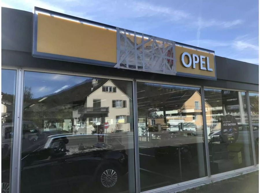 Beschädigte Leuchtreklame einer Opel Garage - zvg Kantonspolizei Basel-Landschaft