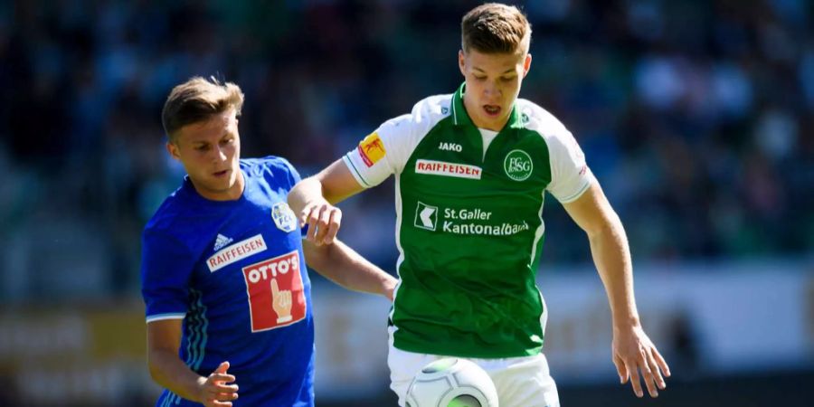 St. Gallen's Cedric Itten, rechts, gegen Luzerns Idriz Voca im Zweikampf.