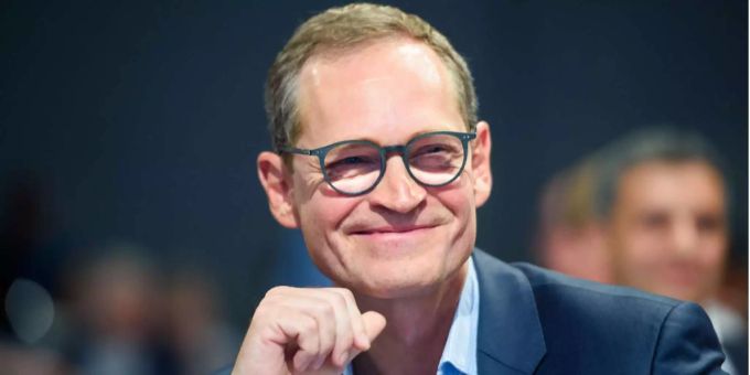 Regierender Bürgermeister und Landesvorsitzender Michael Müller sitzt auf dem Landesparteitag der Berliner SPD auf seinem Platz. Regierender Bürgermeister und Landesvorsitzender Michael Müller sitzt auf dem Landesparteitag der Berliner SPD auf seinem Platz.