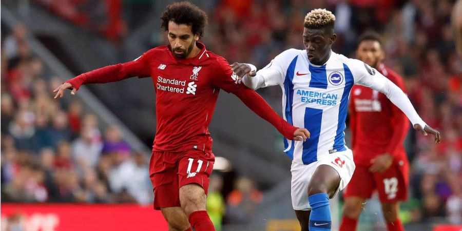 Mohamed Salah (l) von Liverpool im Zweikampf mit Yves Bissouma von Brighton.