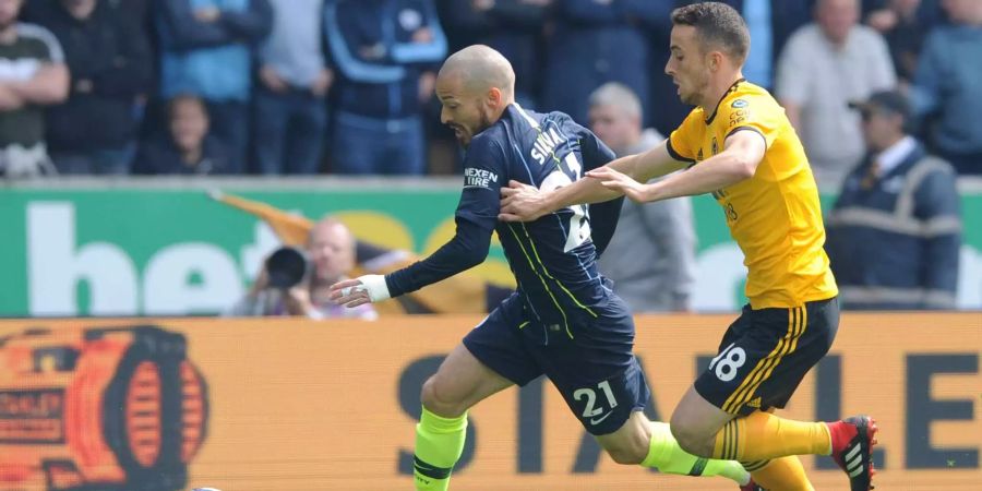 David Silva (l) von Manchester City und Diogo Jota von Wolverhampton Wanderers in Aktion.