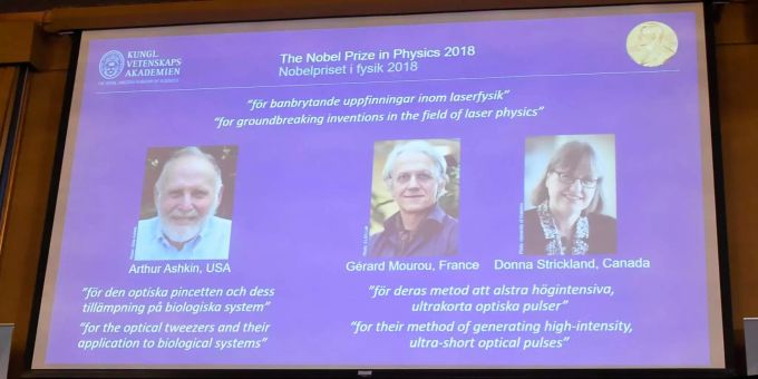 Die Nobelpreisträger für Physik 2018, Arthur Ashkin aus den USA , Gerard Mourou aus Frankreich und Donna Strickland aus Kanada. Die Nobelpreisträger für Physik 2018, Arthur Ashkin aus den USA , Gerard Mourou aus Frankreich und Donna Strickland aus Kanada.