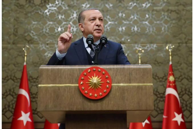 In einer Rede erklärt Erdogan, dass Europa die Türkei zu «Einsamkeit, Ausweglosigkeit und inneren Konflikten» führt. In einer Rede erklärt Erdogan, dass Europa die Türkei zu «Einsamkeit, Ausweglosigkeit und inneren Konflikten» führt.