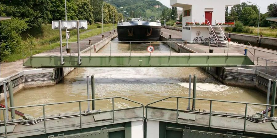 Ein Frachtschiff durchfährt eine Schleuse.