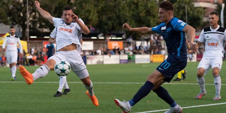 Loris Lüthi vom FC Breitenrain (l.) und Zürichs Benjamin Kololli kämpfen um den Ball im Schweizer-Cup-1/16-Final.