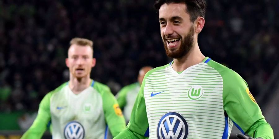 Der Wolfsburger Doppeltorschütze Yunus Malli bejubelt seinen Treffer.