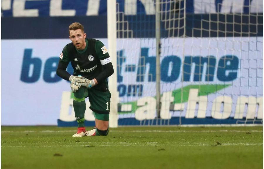 Das war wahrlich nicht der Abend des Ralf Fährmann. Lange sieht es nach einem Sieg für Schalke gegen Werder Bremen aus – bis zur 79. Minute, um genau zu sein. Dann knallt Augustinsson einen Freistoss in Richtung Schalke-Keeper Fährmann. Dieser kann das Leder nicht festhalten und Bremen schiebt ein. In der 93. Minute macht Eggestein den Deckel zu und sorgt mit einem Tunnel zwischen Fährmanns Beine für den 2:1-Erfolg von Werder Bremen. Kleiner Trost: Werder-Goalie Pavlenka sieht beim Gegentreffer beinahe noch schlechter aus, als er den harmlosen Weitschuss durch die Hände flutschen lässt.