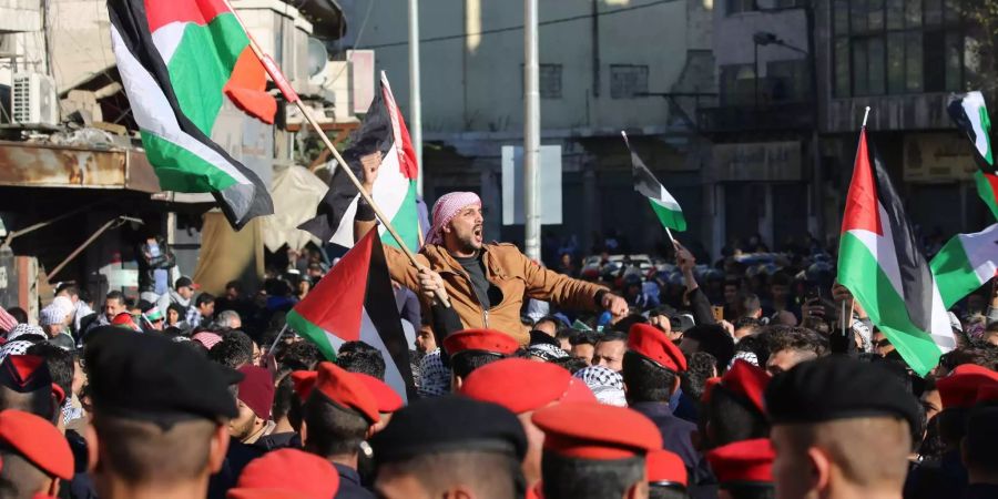 Hunderte Jordanier protestieren gegen die Preiserhöhung. (Symbolbild)