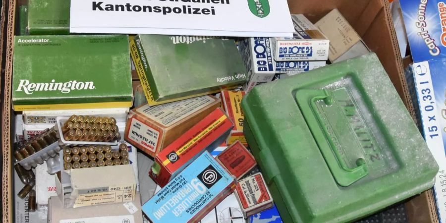 Ausserdem fand die Polizei rund 10'000 Schuss Munition.