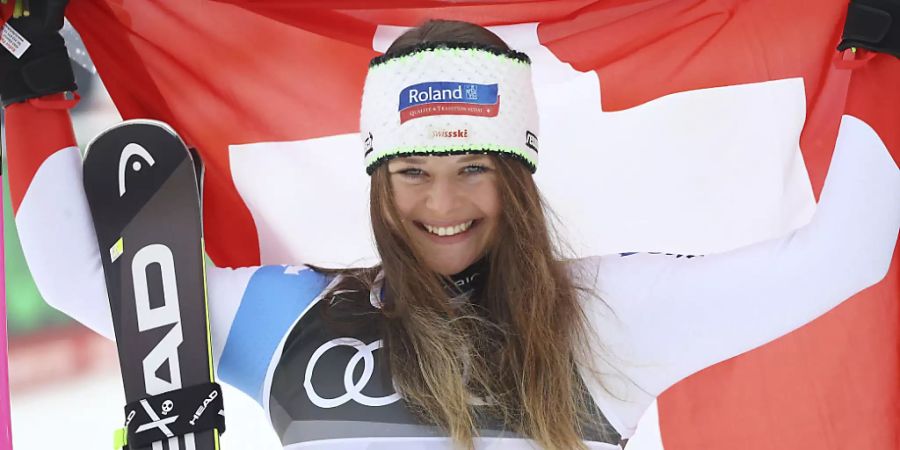 Corinne Suter zeigt Flagge