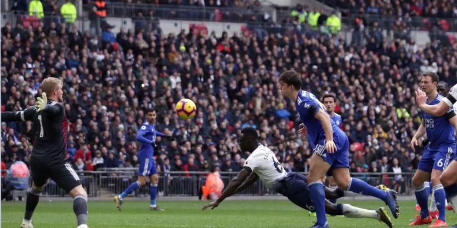 Davinson Sanchez (M) von Tottenham macht das Tor zum 1:0 gegen Leicester City. Foto: John Walton/PA Wire