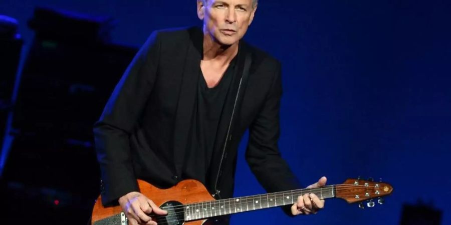 Lindsey Buckingham, Ex-Gitarrist der britisch-US-amerikanischen Rockband Fleetwood Mac, hat eine Operation am offenen Herzen hinter sich. Bei dem Eingriff wurden seine Stimmbänder beschädigt. Foto: Britta Pedersen/dpa-Zentralbild