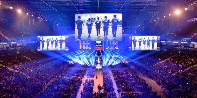 In der Barclaycard Arena verfolgten zehntausend Zocker, wie die verschiedenen Teams um den Sieg kämpften. In der Barclaycard Arena verfolgten zehntausend Zocker, wie die verschiedenen Teams um den Sieg kämpften.