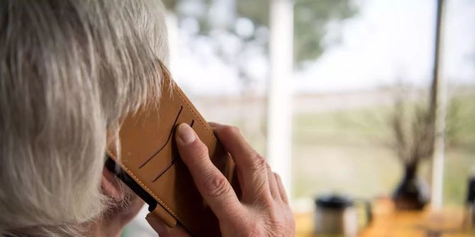 Eine Seniorin telefoniert mit ihrem Smartphone.