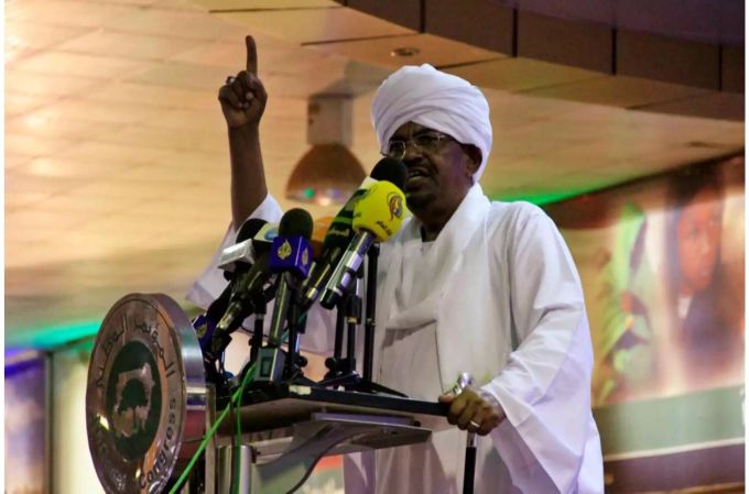 Der Staatschef des Sudans Omar Al-Bashir spricht bei einer Kundgebung.