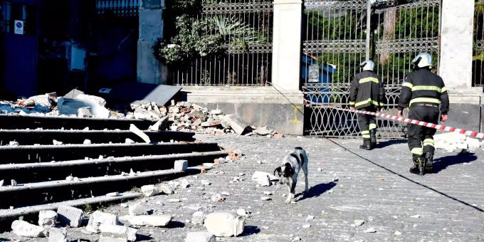 Trümmer liegen vor einem beschädigten Gebäude in Fleri, Sizilien. Trümmer liegen vor einem beschädigten Gebäude in Fleri, Sizilien.