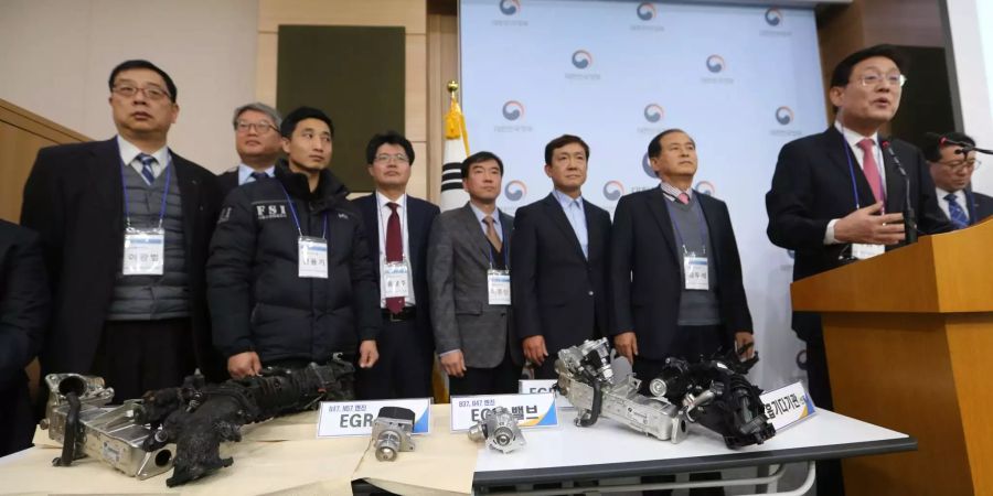 Beamte des Verkehrsministeriums Südkoreas halten eine Pressekonferenz.