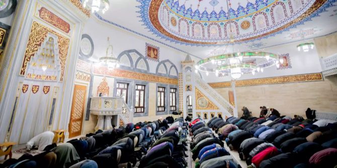 Gläubige beten beim Freitagsgebet in der Mevlana-Moschee in Kreuzberg