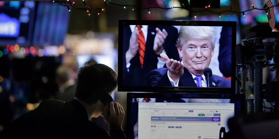 Ein Bild von Präsident Donald Trump wird auf einem Computerin der New