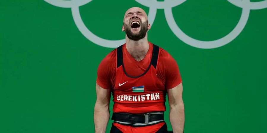 Ruslan Nurudinov feiert seine Goldmedaille.